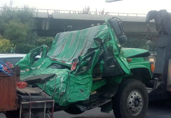 天津,京津公路出城方向发生严重车祸,一辆运送成捆铁皮卷子的大货车