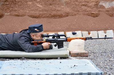 你知道为什么一把狙击枪要配备两名狙击手吗?