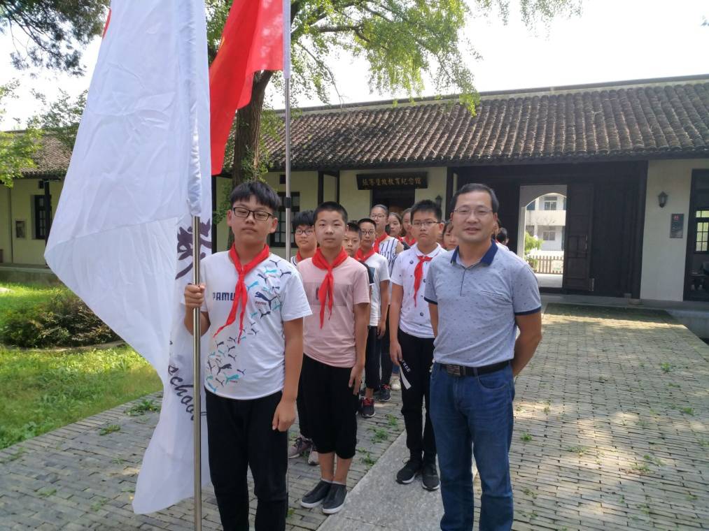 菁菁校园启东市建新中学优秀少先队队员代表参观抗大九分校