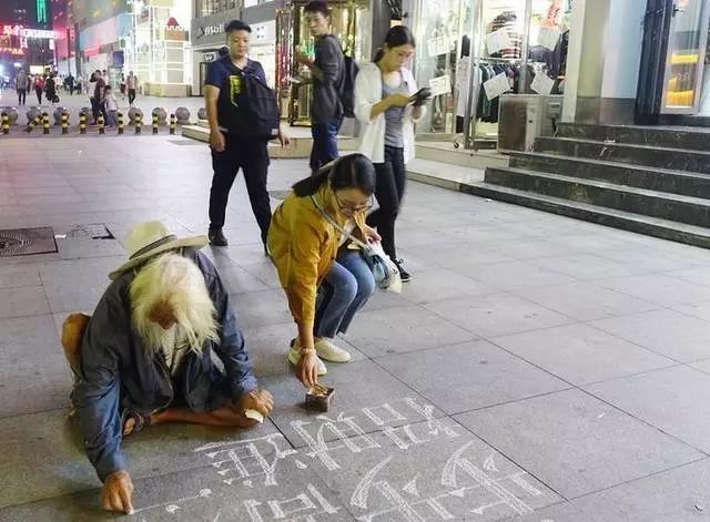 街頭80歲乞討老人,才氣外漏,大秀書法,但12字讓路人心酸齊扔錢