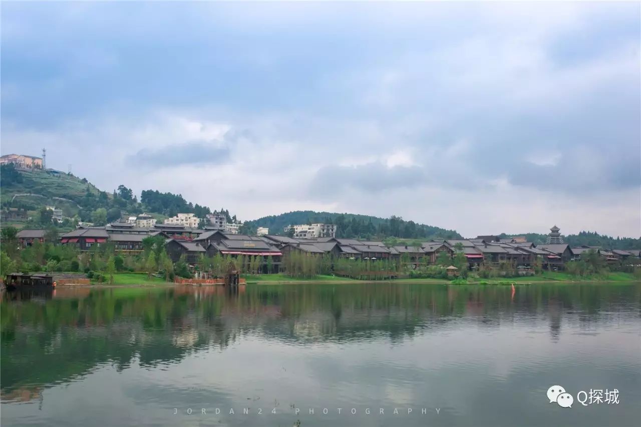 丹寨萬達小鎮地處丹寨縣核心位置——東湖湖畔,佔地面積400畝,依山