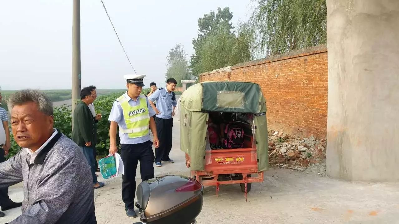 棉船交警加大农村道路交通违法整治,严查机(电)动三,四轮车搭载学生