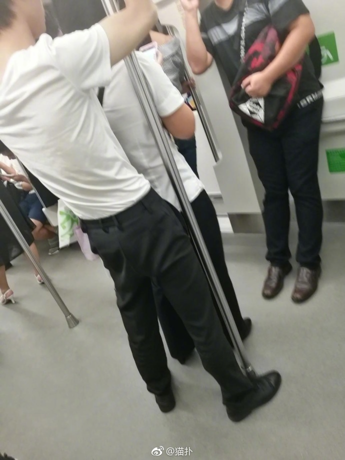 南昌地铁1号线,网友发来投稿说看到了地铁的顶族