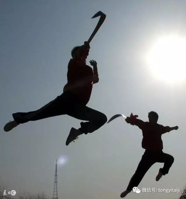 練武術的人的氣勢也建立在自信之上武術站立姿勢要端正,挺胸抬腰,目光