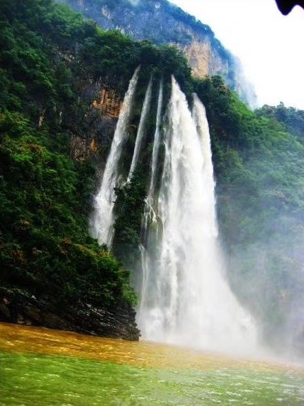 马尿岩瀑布位于乌当区谷堡乡马尿岩村,因瀑布水量不大时像马撒尿而得