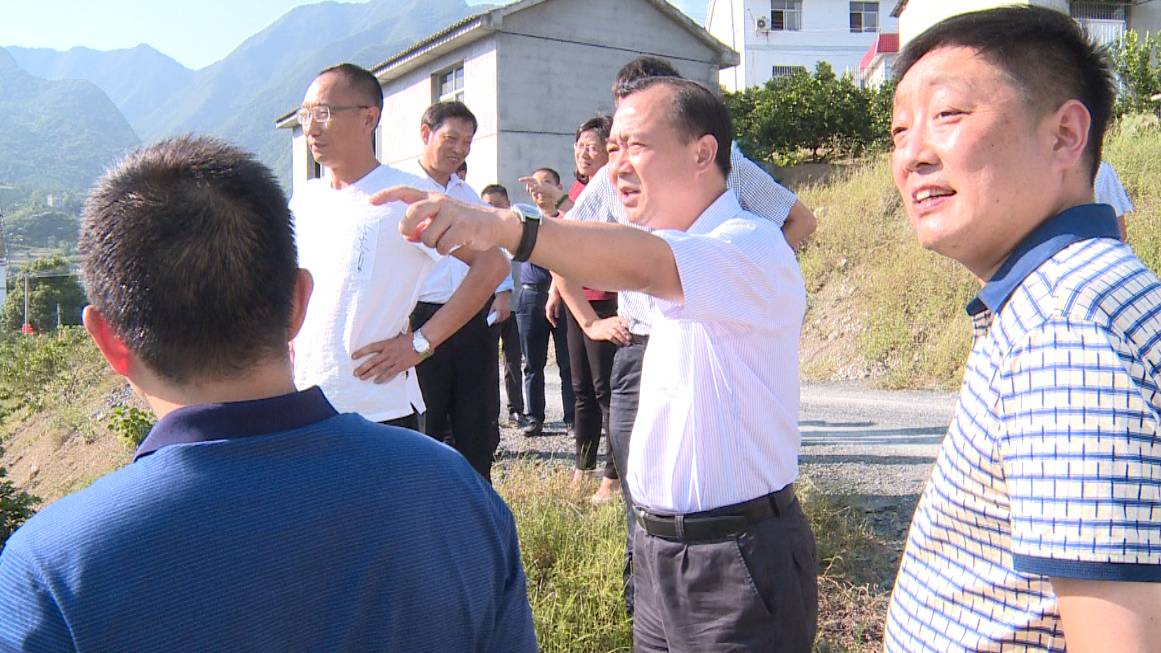 9月12日,兴山县委书记汪小波带领相关单位负责人实地调研县城建设工作