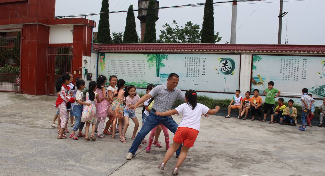 教师风采如师如父丹棱镇唐河小学教师严方毅