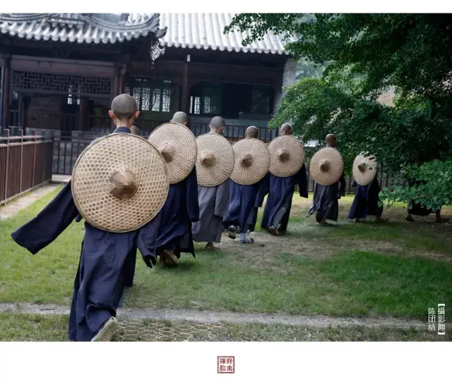 二是,顯現足下的千輻輪相.