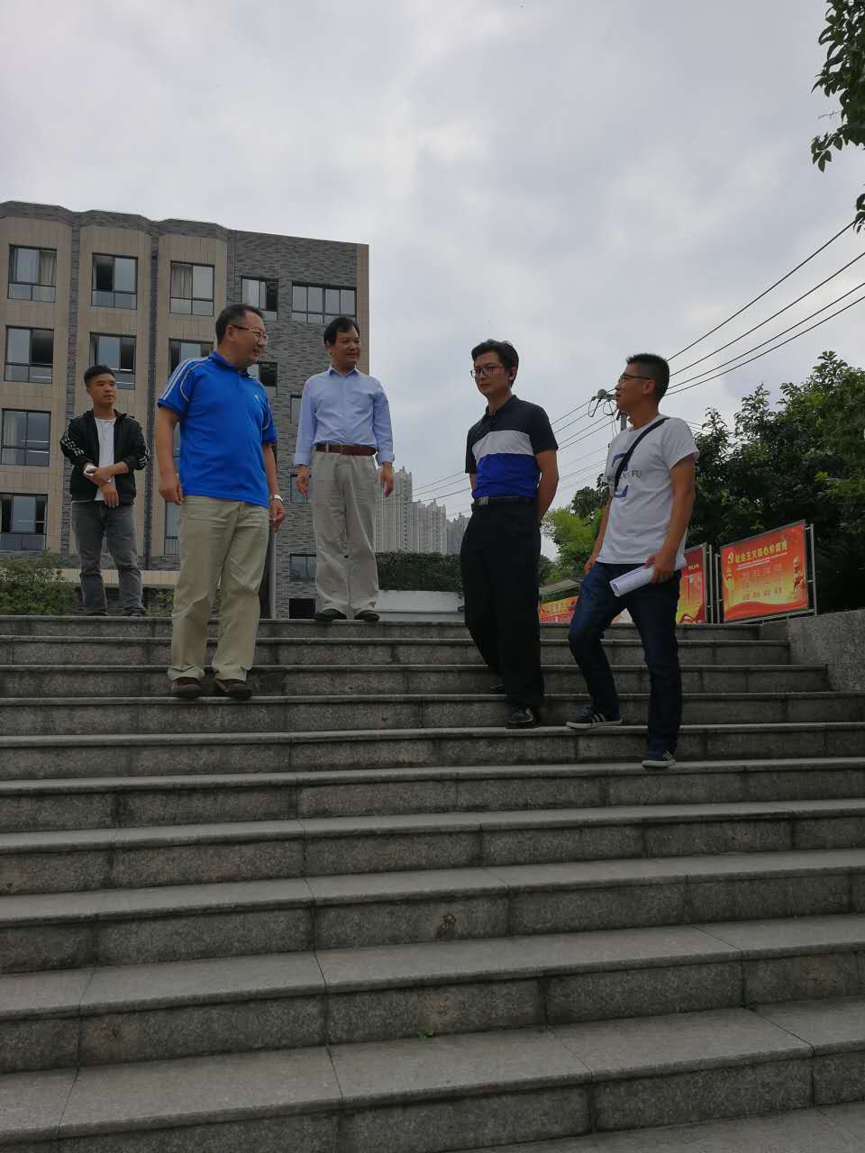 贵阳市教育局党委书记,局长周进在云岩区教育局全佟云副书记陪同下对