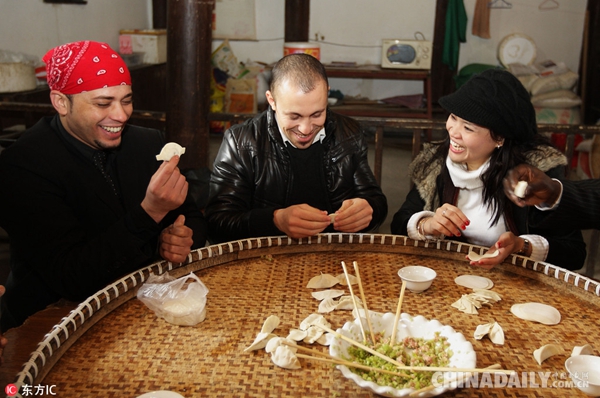 浙江诸暨市的外籍教师在中国人家里包饺子过新年(图片来源:东方ic)