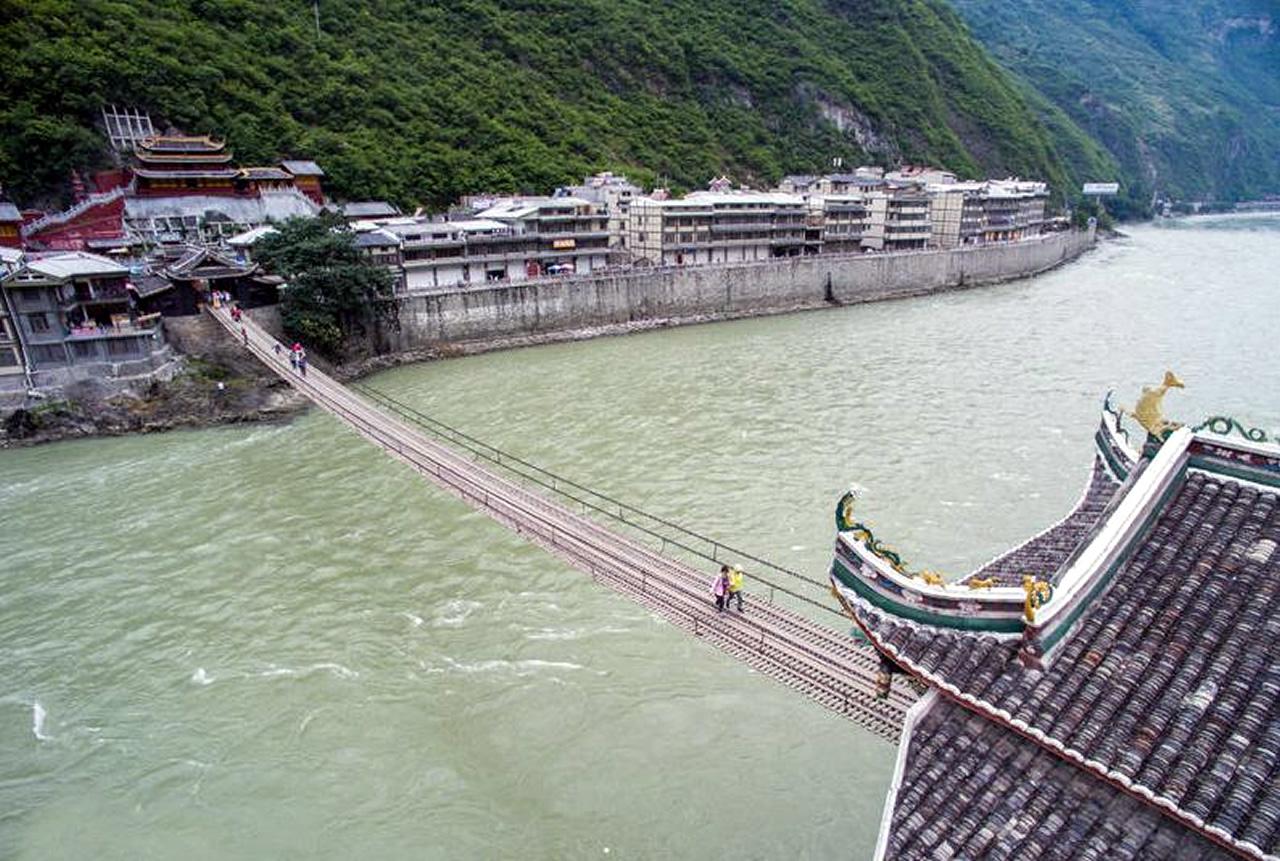 泸定桥纪念碑,把纪念意义,艺术博览,旅游观光融为一体