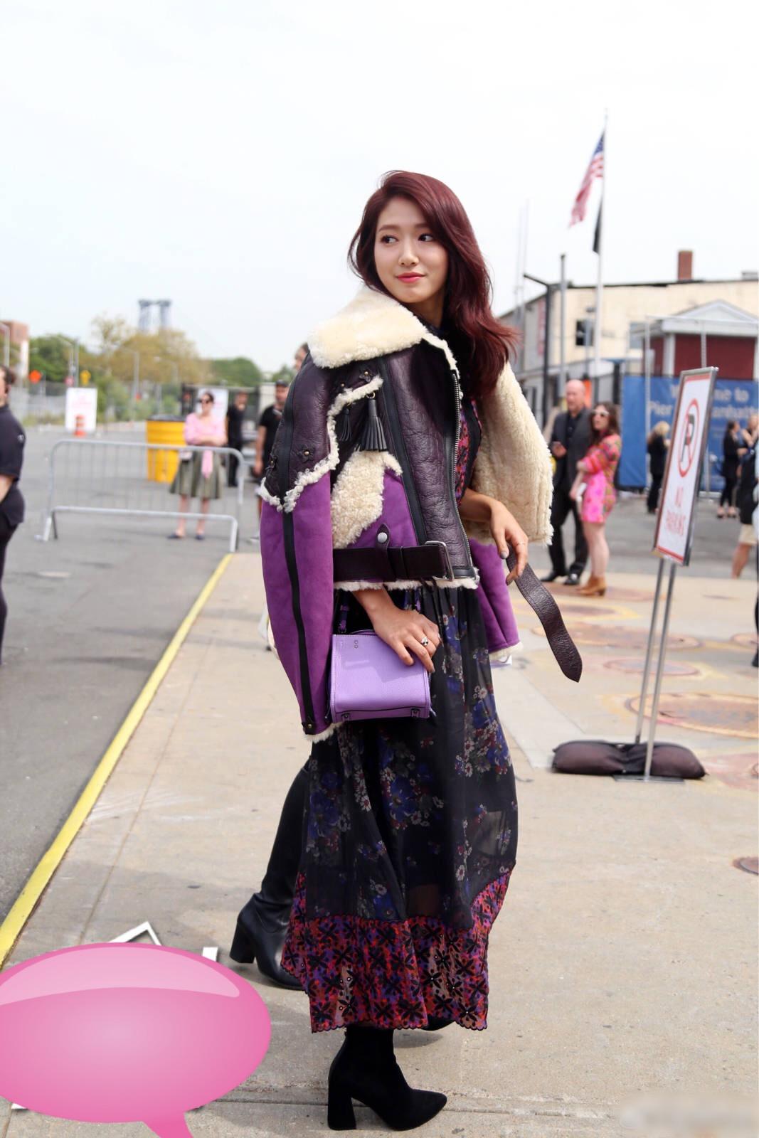 朴信惠出席纽约时装周,一身紫色上暖下仙,不是说胖得不象话吗?