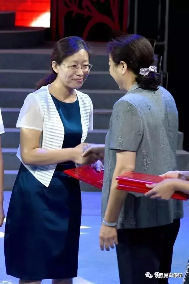 李亚萍为杨君丽老师颁奖10名获奖者合影《一个教师的承诺》涉县第一
