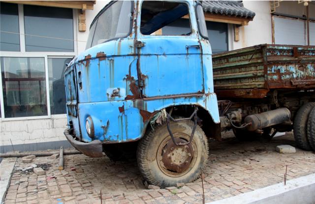 ifa w50离地距离很高,因此要想进入驾驶舱必须要借助踏板,这个踏板