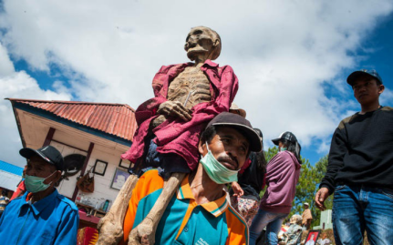 印尼恐怖习俗挖尸打扮上演死人时装秀