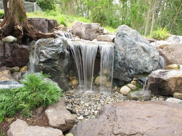 無池瀑布——獨特的花園水景,讓人流連忘返