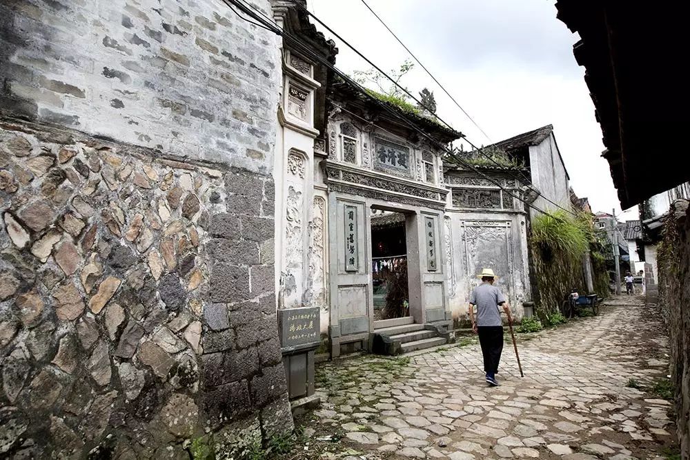 已先后入选住建部公布的中国传统村落,岩头镇芙蓉,苍坡村等村落岩坦镇