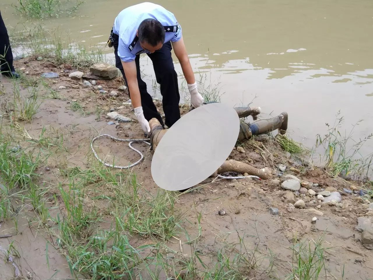 巴中:河道驚現浮屍消防及時打撈