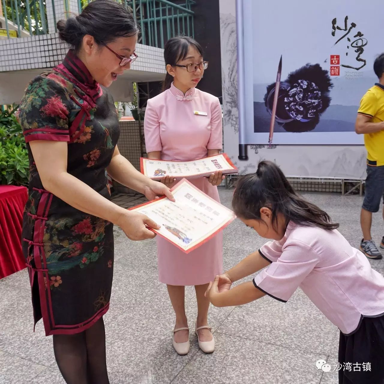 朱砂启智拜师礼司礼官 梁谋正衣冠陈涌小学校长 骆佩群2017年9月13日