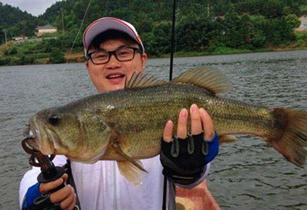 釣起一條鱸魚,嘴裡咬著條蛇