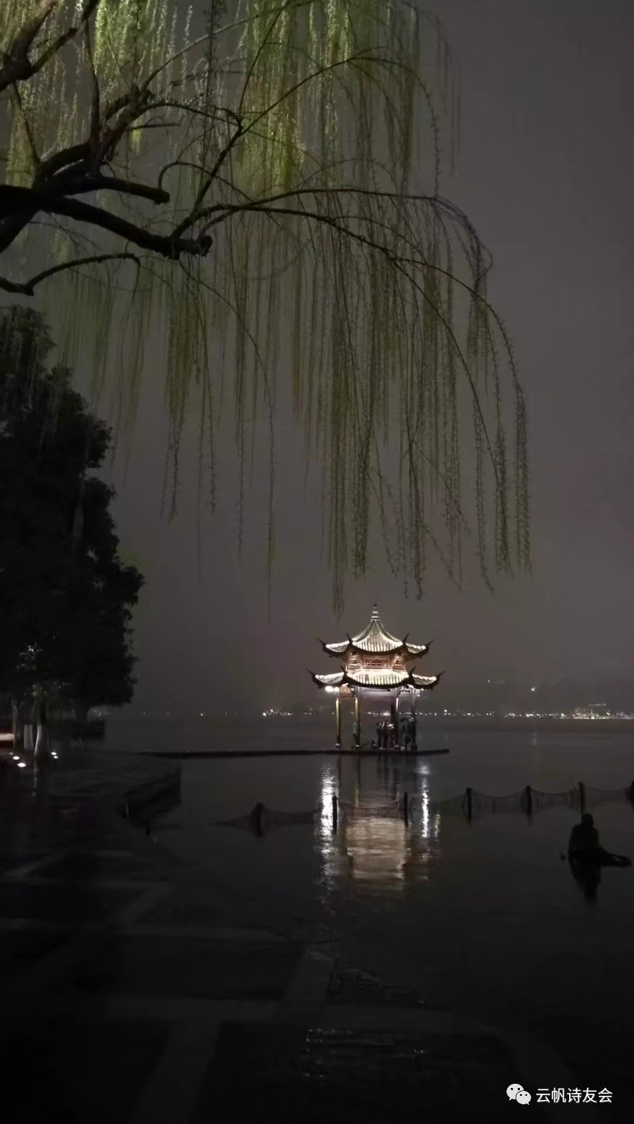 西湖春晓 六桥烟雨细,十里岸杨斜 客逐千秋韵,湖开万顷纱.