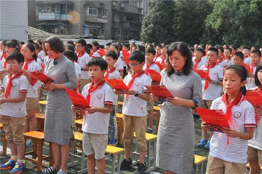 第五届中国诗歌节诗在民间 全国著名诗人走进西陵区桃花岭小学