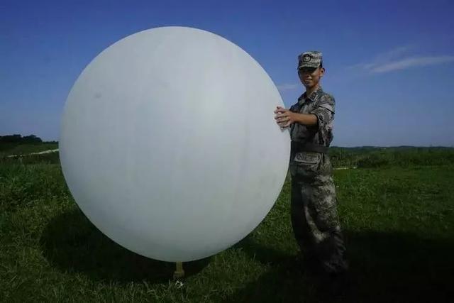 通过先进的气象装备,气象兵们可以通过施放探空气球来获取高空气象