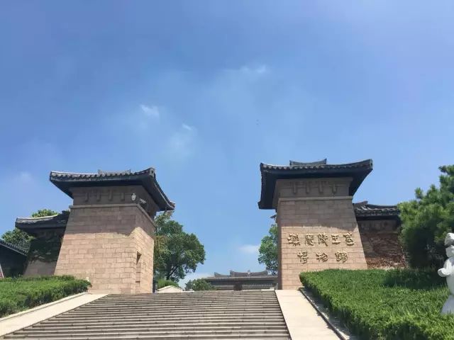 從唐城遺址博物館出來,往東邊就是漢陵苑.