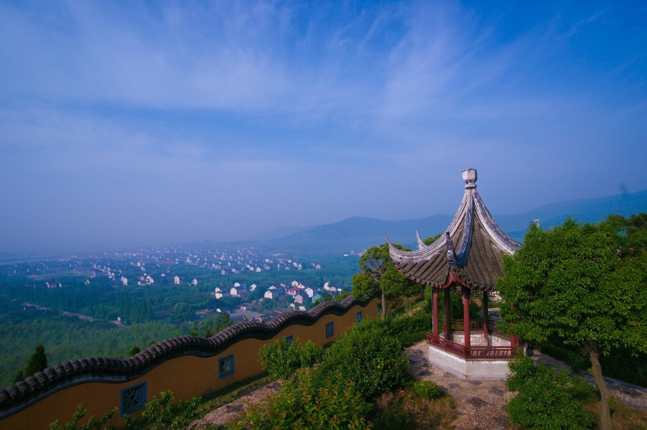 在张桥村,除了美如通话的月季园,还有著名的道教旅游胜地城隍山,它就