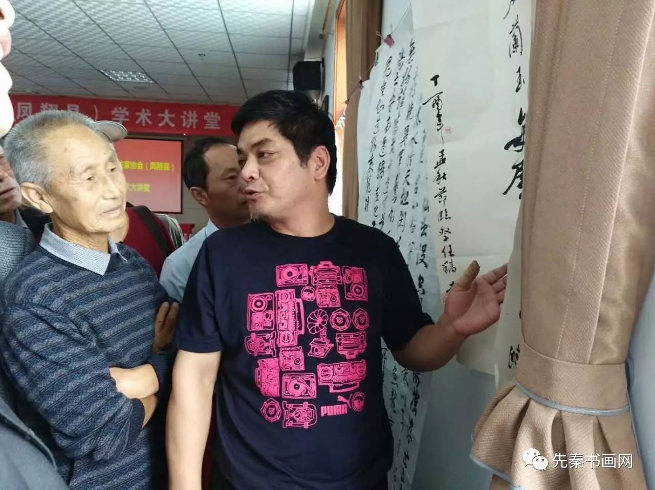 周宝良副主席点评书法爱好者胡鸿杰作品凤翔县书法家协会常务副主席陈