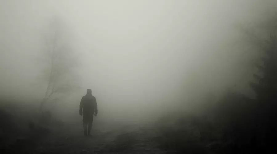 一个人在迷雾中的图片图片