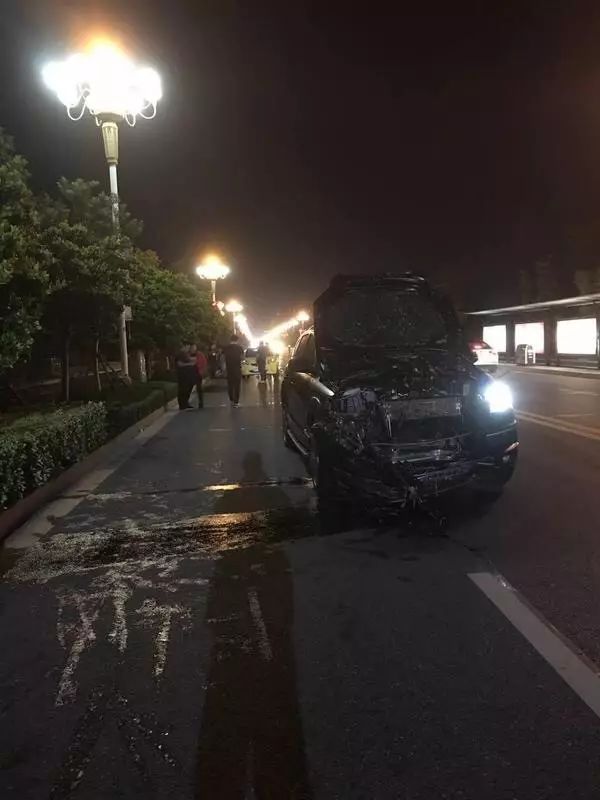 又見車禍!鹽城一輛奧迪車撞上三輪車,現場慘烈!