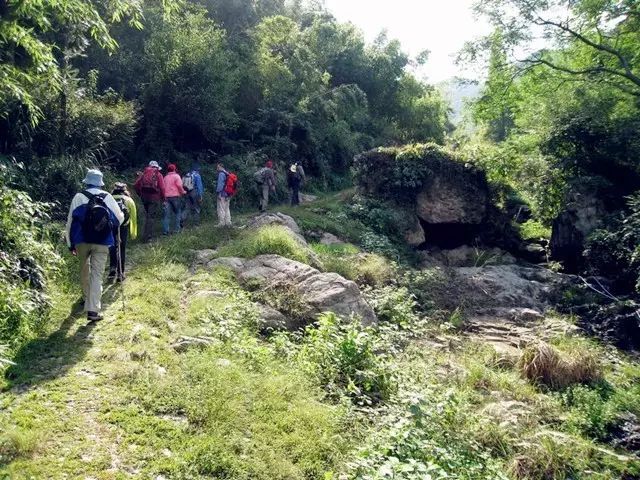 故居——上週村黃泥嶺古道位於交通:寧波市區乘111路,629路公交至橫溪