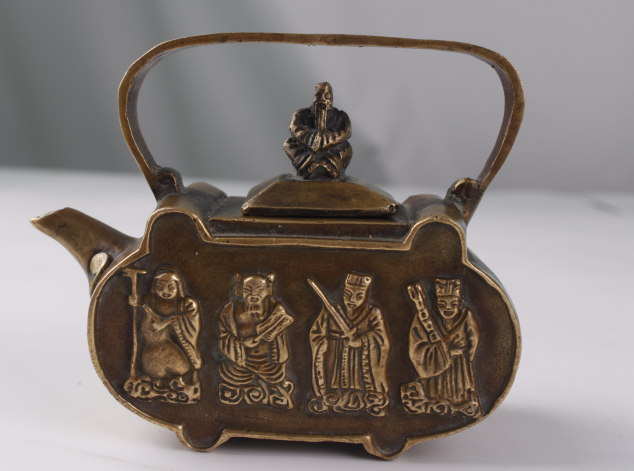 深圳崇鑫文化征集到的这款王玉兰制的八仙提梁铜壶,通高:9cm,通长