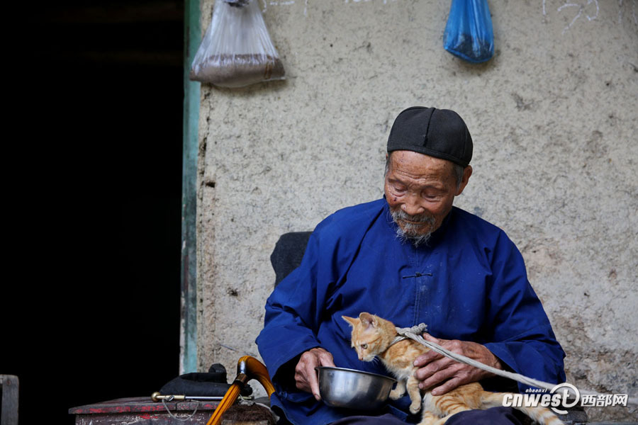 漢中百歲老人給兒子做飯:他種地放牛太累我要幫他