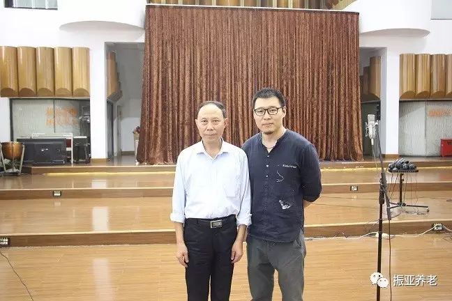 董事长姜文学与院歌演唱者仝濛亲切合影董事长姜文学与院歌制作团队