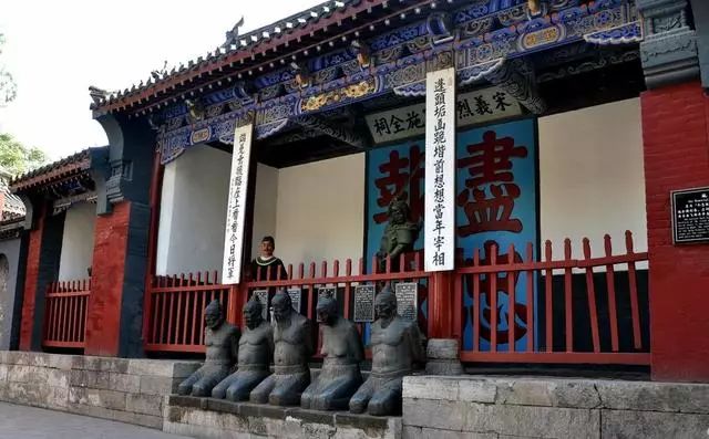 进入岳飞庙,右手便是宋义烈将军施全祠,施全将军手持利剑,祠前跪着五