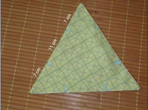 三角形的两块布缝合好之后,三个角的边缝成直线穿入绳子,一拉便成收纳