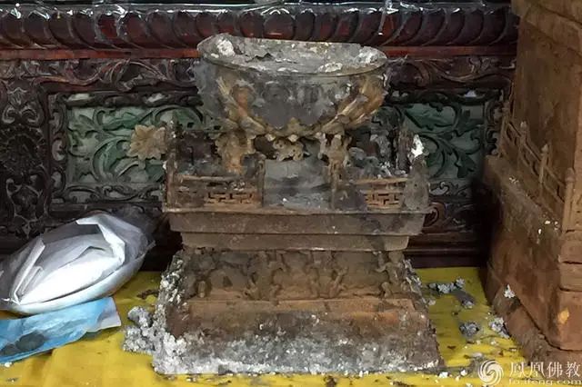 三祖寺)覆钵式圆柱形铁塔内部是一座分体平坐栏杆式四方形舍利塔,佛牙