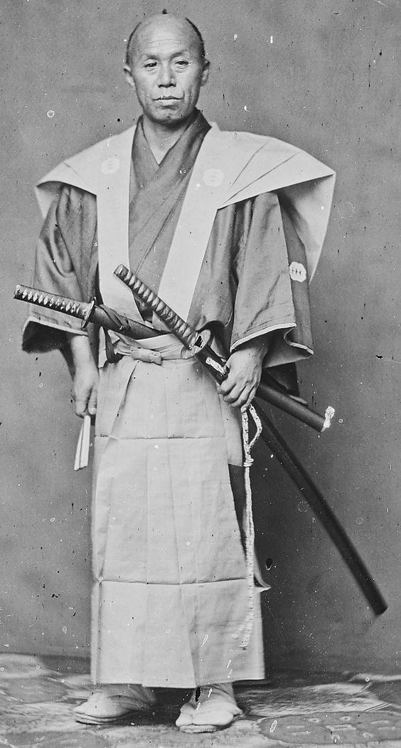 老照片:一手折扇一手武士刀,透露出日本人的本质