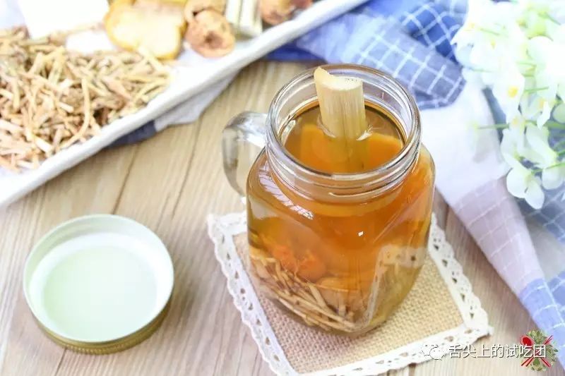 春天雨水多溼氣重,要喝祛溼茶,如五花茶;夏天暑氣逼人容易上火,要喝