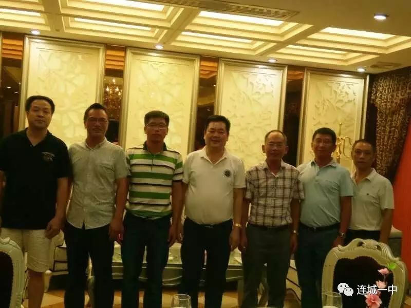 吴炎金校长向大家汇报了学校工作和东台教育促进会的成立的目的和意义