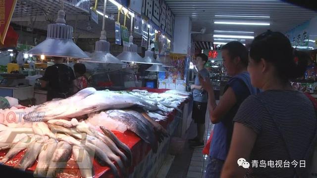 青岛市场现巨型鲅鱼 身长一米八 体重100多斤 竖起来比一般人都高