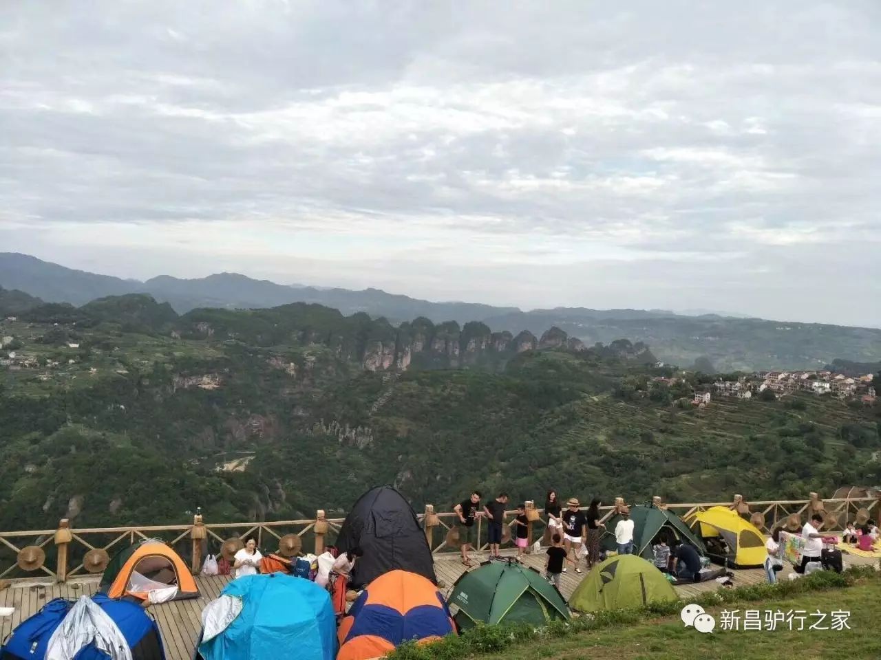 下岩贝村属新昌县东茗乡,位于穿岩十九峰的背面,左于江从其山脚蜿蜒而