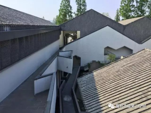 績溪博物館位於安徽績溪縣舊城北部,建築設計基於對績溪的地形環境