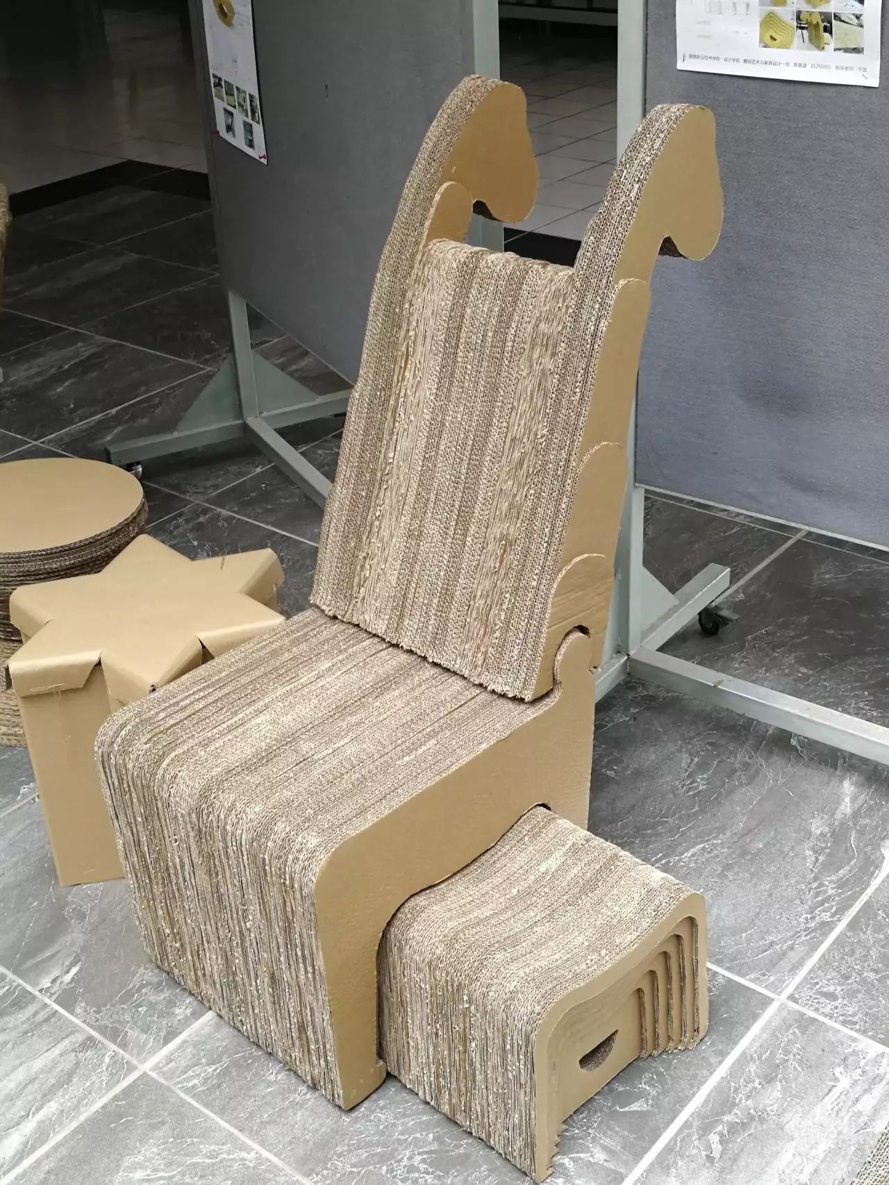 瓦楞纸拼接椅子图片