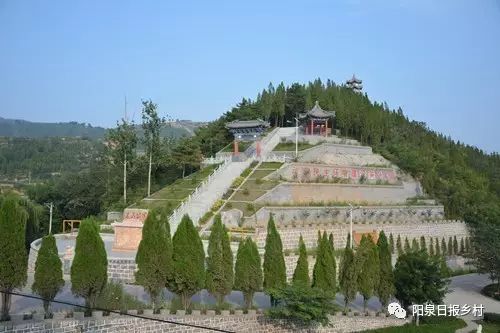 初秋,站在平定县岔口乡理家庄村的黑掌自然生态景区里,凉风阵阵,令人