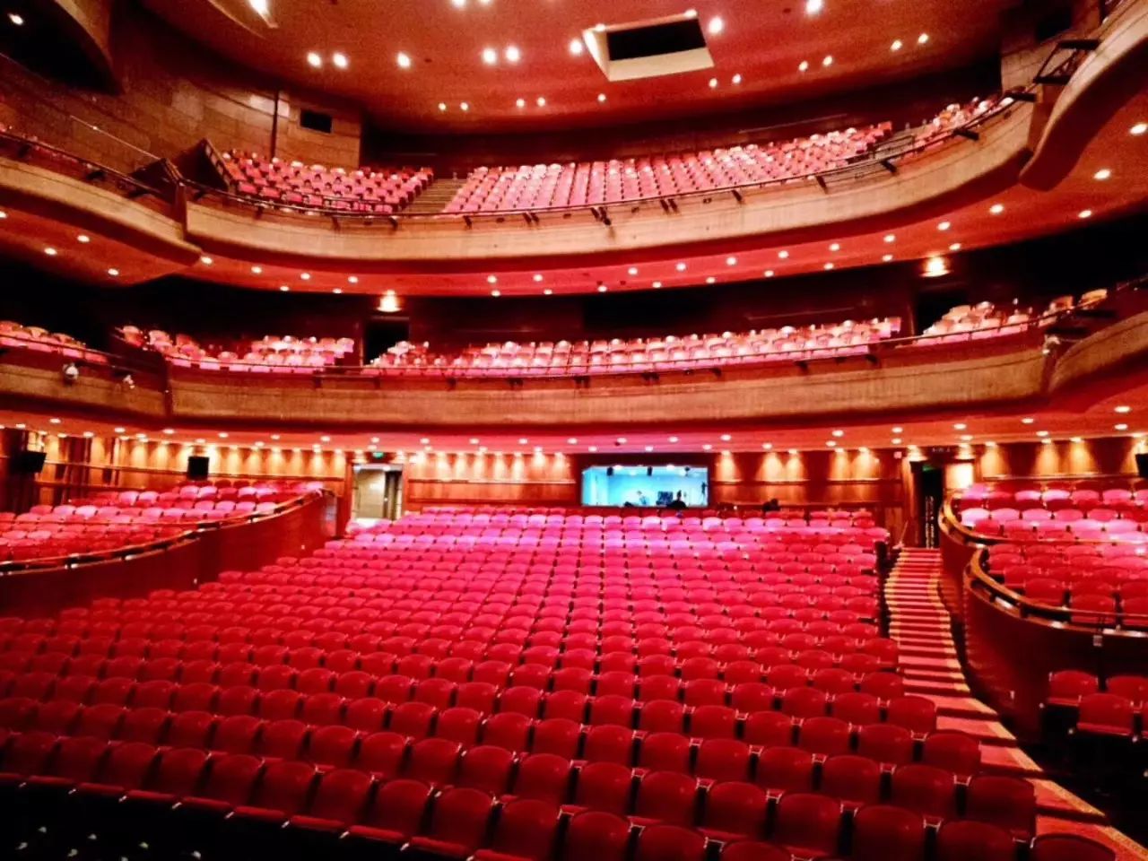 宁波大剧院位于姚江湾头三江文化长廊顶端,临江面建,三面环水是一座