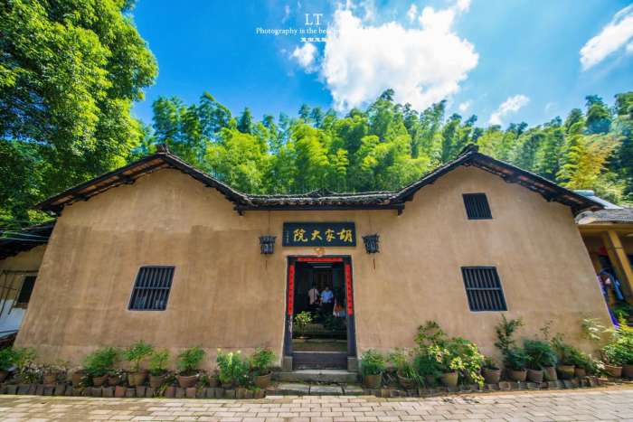 胡家大院,主人姓胡,祖籍在安徽黃山休寧縣,胡家已經在這裡生活了十幾