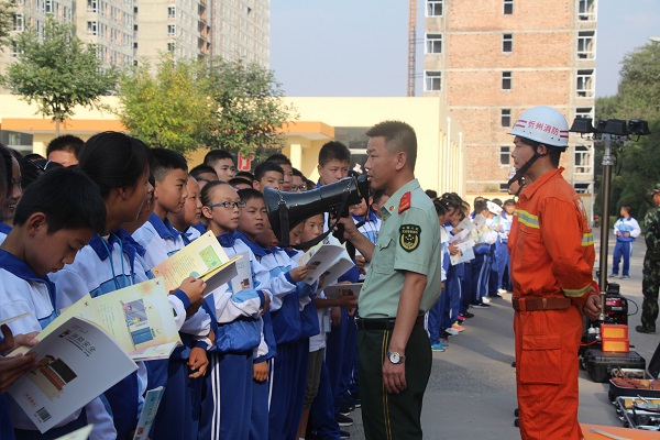 忻州市定襄大队走进定襄一波中学为全校新生积极开展消防进军训活动